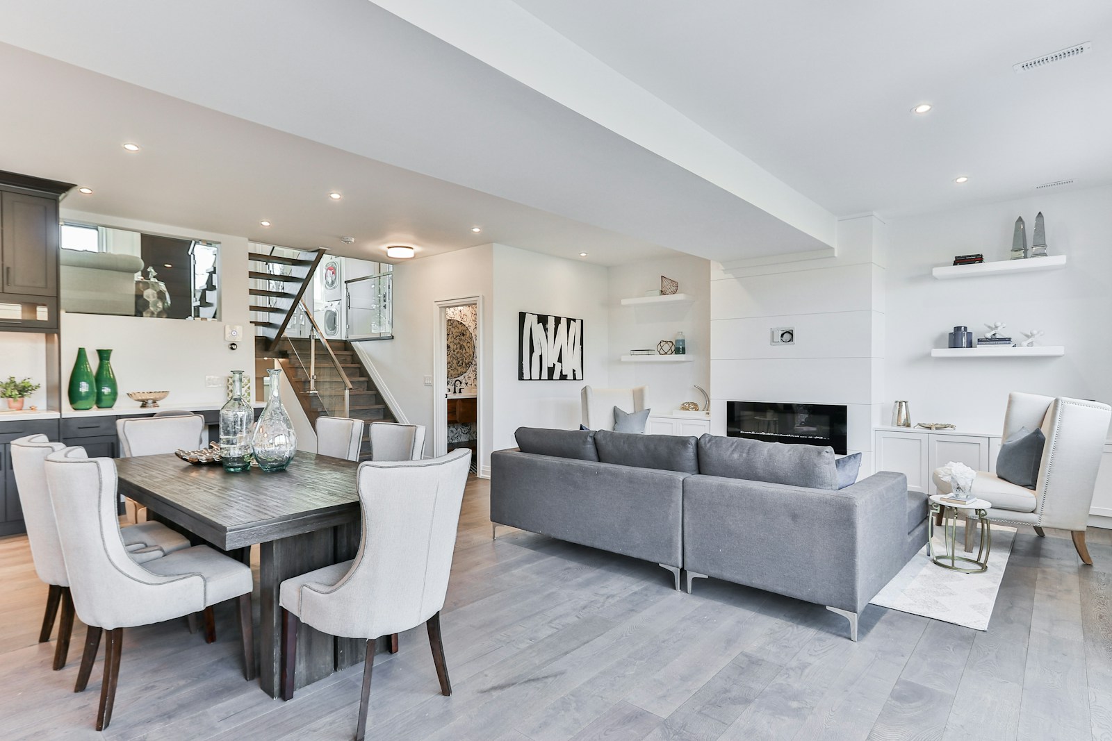 Arbeitszimmer mit Holzregalen, Schreibtisch und Lesesessel