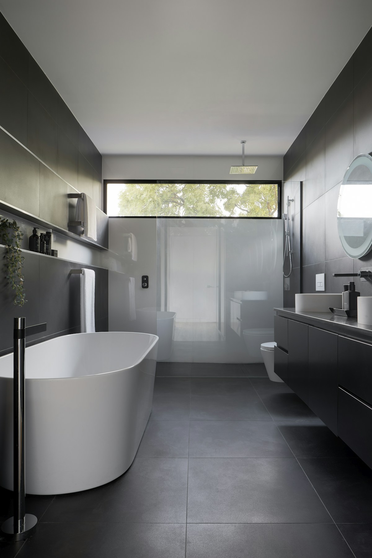 Spa-Bad mit freistehender Wanne und natürlichem Stein