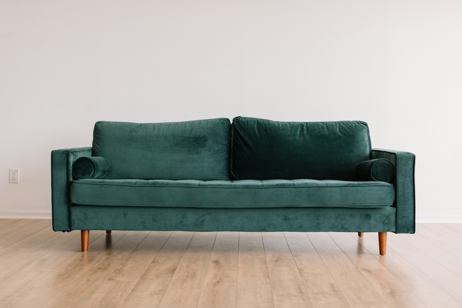 Zeitgenössisches Sofa in einem hellen Wohnzimmer