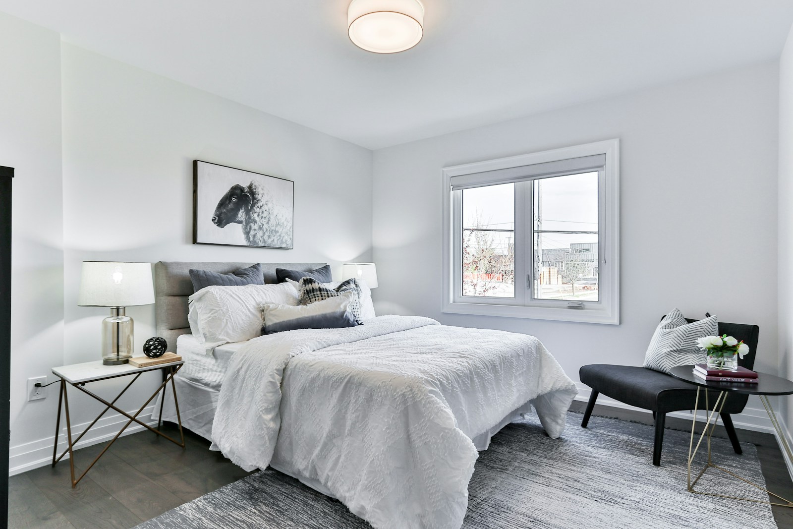 Helles Schlafzimmer mit modernem Styling und Goldakzenten